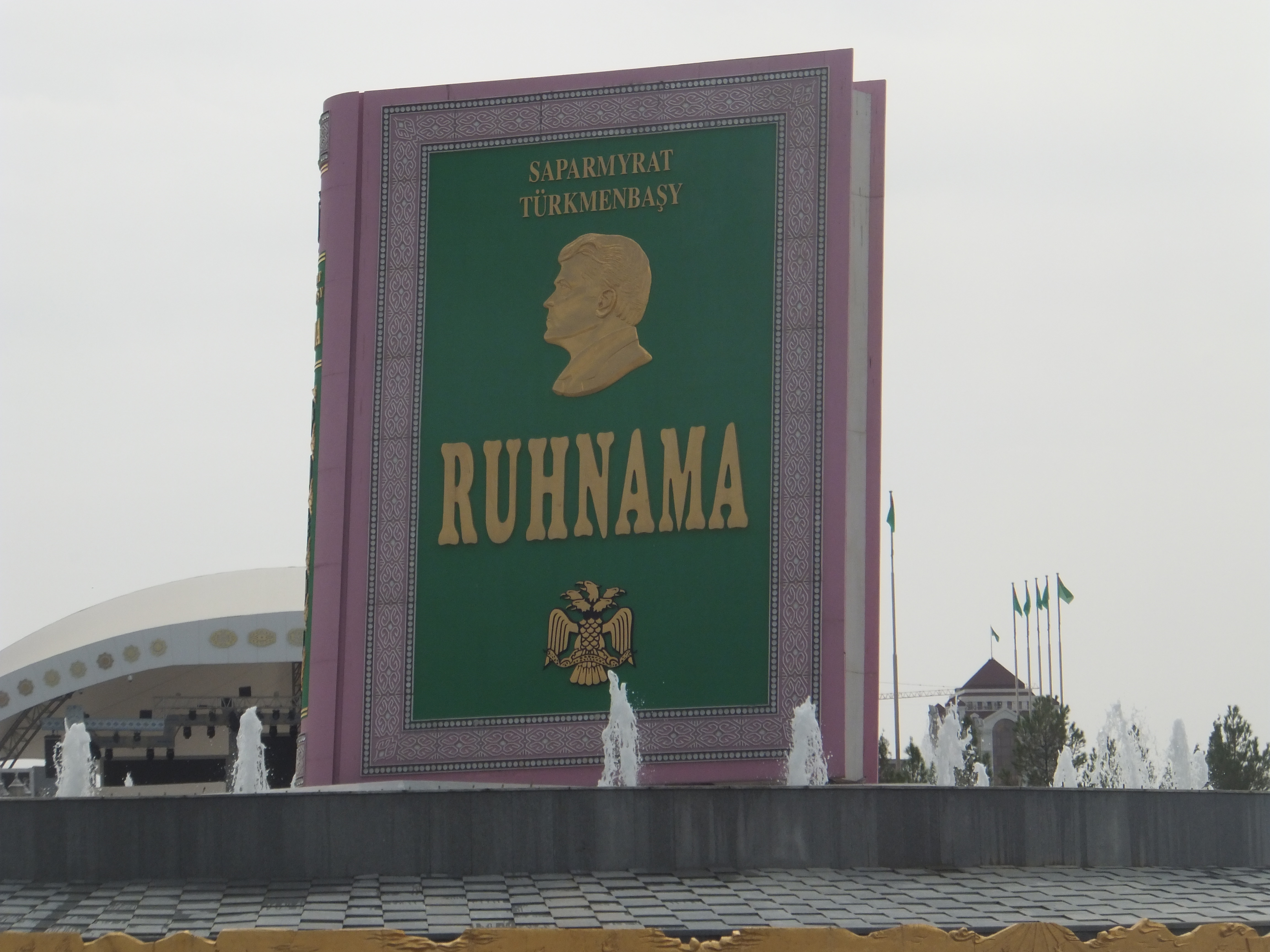 Turkménistan — Parc du Ruhnama