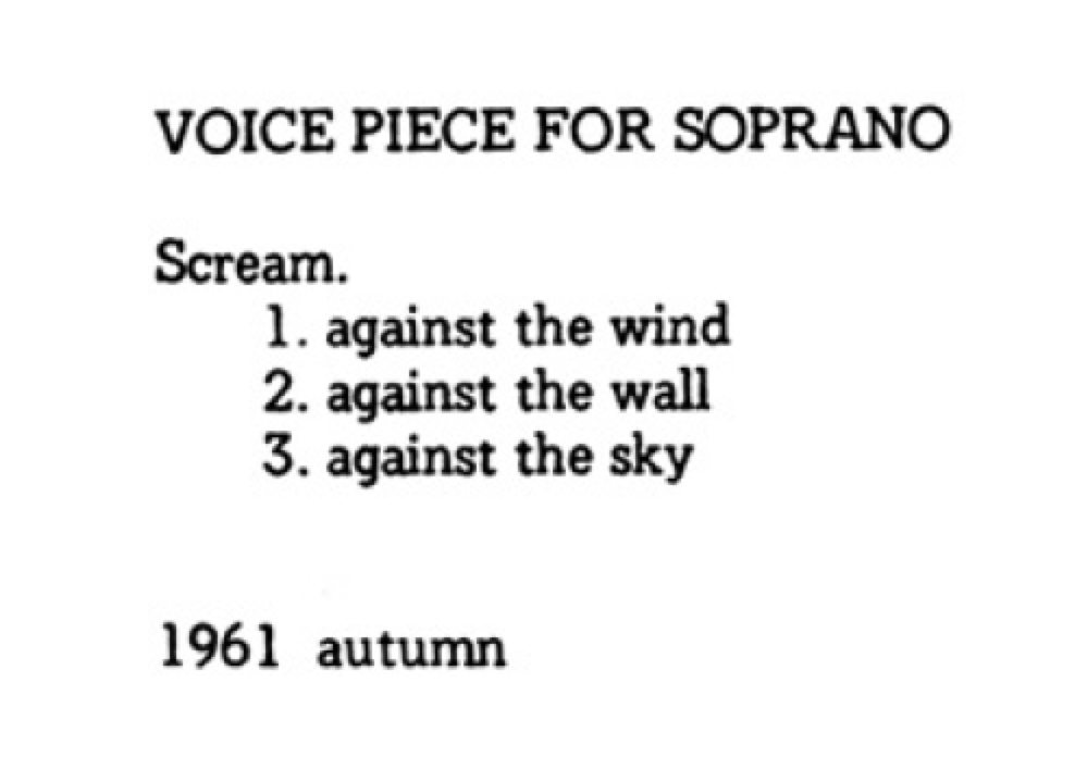 Yoko Ono présente sa Voice Piece for Soprano de 1961 comme une consigne et ses variantes, à l’aide d’un seul caractère.
