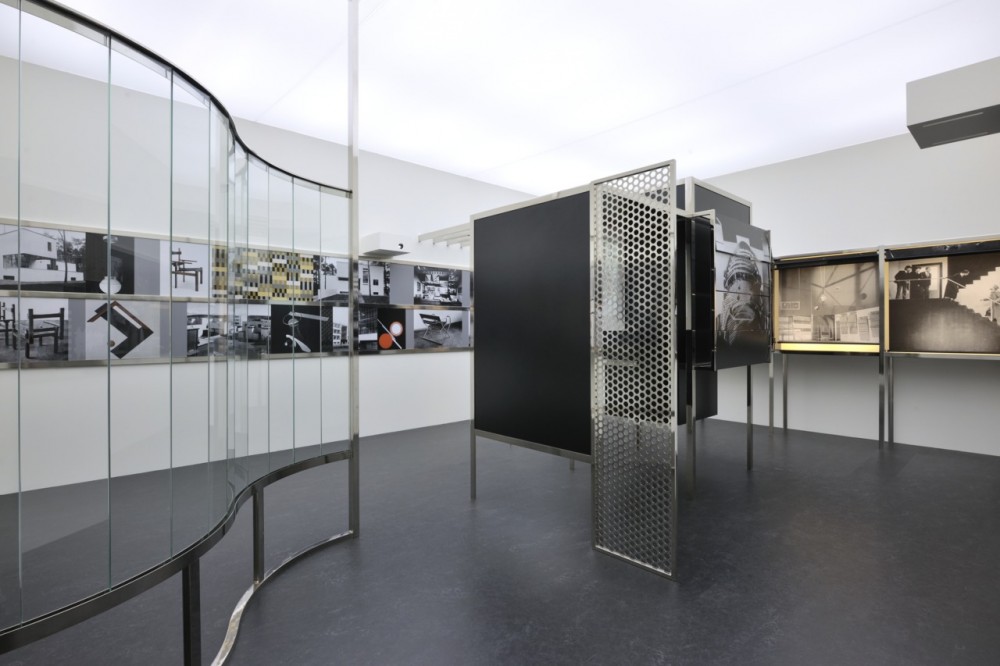 Raum der Gegenwart, 1930, conçu par Alexander Dorner aet Lászlò Moholy Nagy, realisé par Kai-Uwe Hemken et Jakob Gebert. vue de l’installation au Abbemuseum, 2010.