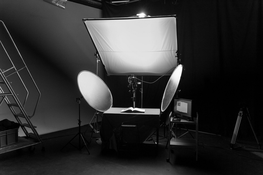 Dispositif logistique de captation et de table de montage dans le studio vidéo de l’école