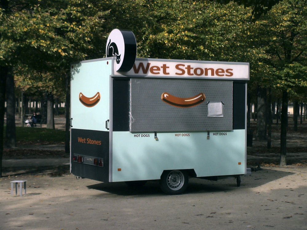 Alain Bublex, Kiosque Wet Stones, 2006. Techniques mixtes sur châssis roulant, caravane, peinture acrylique, enseigne lumineuse, 277 x 394 x 178 cm