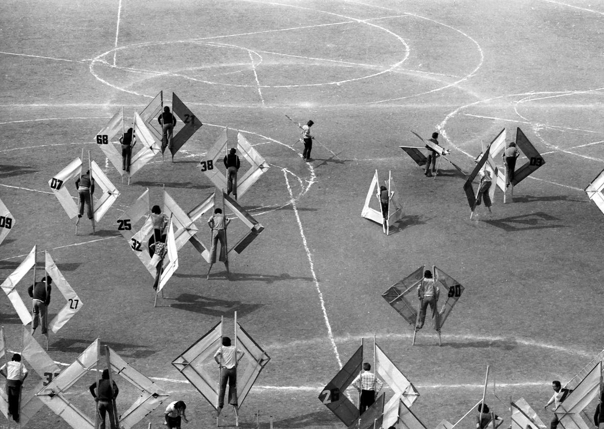 Manuel Casanueva y Escuela de ValparaĂso, Giro y realce de triple cortejo sobre volutas, 1975