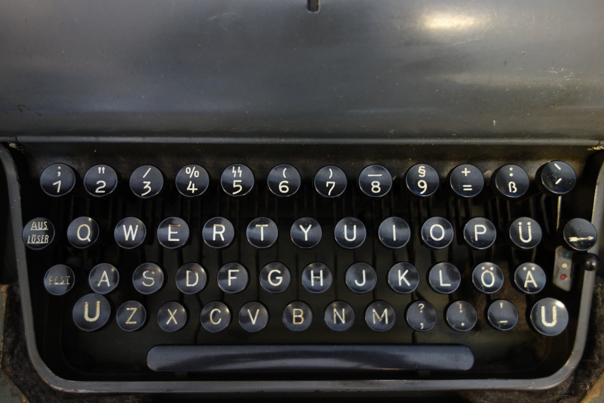 Machine à écrire transportable Olympia Robust WW2, Büromaschinenwerke AG, avec le glyphe SS, 1939-44